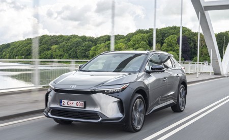 2022 Toyota bZ4X BEV (Euro-Spec) Front Three-Quarter Wallpapers 450x275 (44)