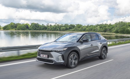 2022 Toyota bZ4X BEV (Euro-Spec) Front Three-Quarter Wallpapers 450x275 (17)