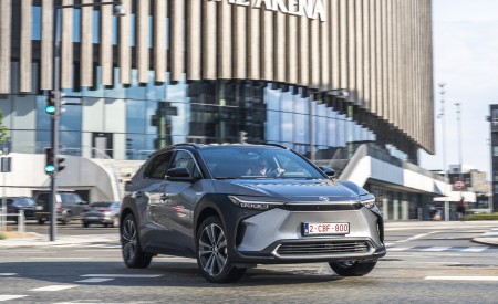 2022 Toyota bZ4X BEV (Euro-Spec) Front Three-Quarter Wallpapers  450x275 (50)