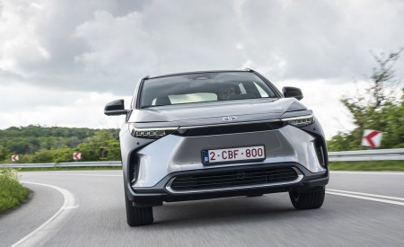 2022 Toyota bZ4X BEV (Euro-Spec) Front Wallpapers 450x275 (35)
