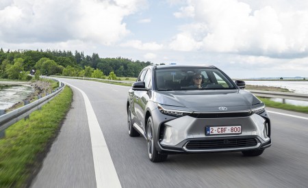 2022 Toyota bZ4X BEV (Euro-Spec) Front Wallpapers 450x275 (37)
