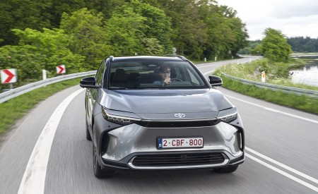 2022 Toyota bZ4X BEV (Euro-Spec) Front Wallpapers 450x275 (39)