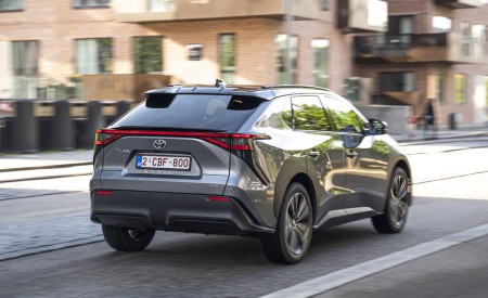 2022 Toyota bZ4X BEV (Euro-Spec) Rear Three-Quarter Wallpapers 450x275 (51)