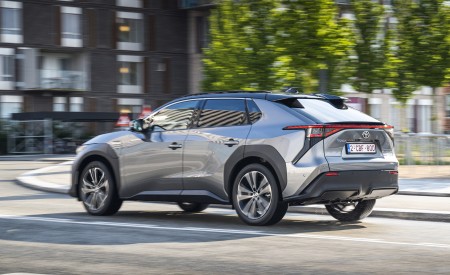 2022 Toyota bZ4X BEV (Euro-Spec) Rear Three-Quarter Wallpapers  450x275 (52)