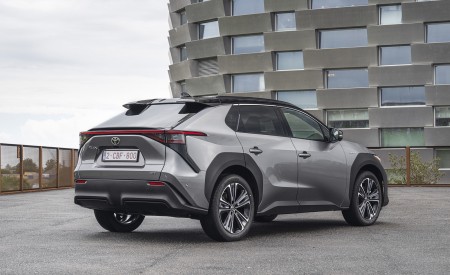 2022 Toyota bZ4X BEV (Euro-Spec) Rear Three-Quarter Wallpapers 450x275 (64)
