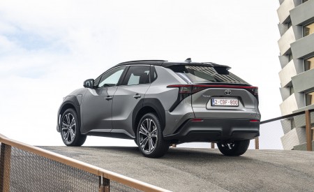 2022 Toyota bZ4X BEV (Euro-Spec) Rear Three-Quarter Wallpapers 450x275 (60)