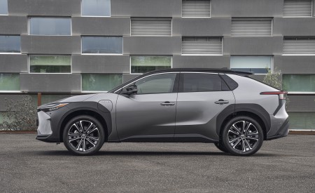 2022 Toyota bZ4X BEV (Euro-Spec) Side Wallpapers 450x275 (66)