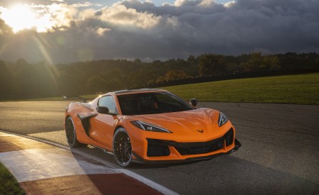 2023 Chevrolet Corvette Z06 Front Three-Quarter Wallpapers 450x275 (8)