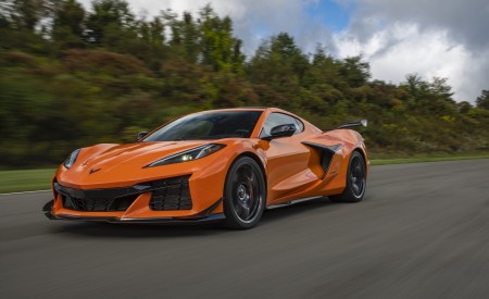 2023 Chevrolet Corvette Z06 Front Three-Quarter Wallpapers 450x275 (2)