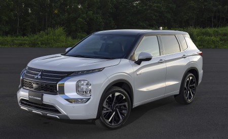 2023 Mitsubishi Outlander PHEV Front Three-Quarter Wallpapers 450x275 (2)