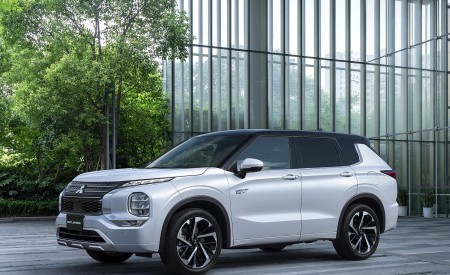 2023 Mitsubishi Outlander PHEV Front Three-Quarter Wallpapers 450x275 (4)