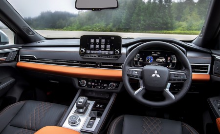 2023 Mitsubishi Outlander PHEV Interior Wallpapers 450x275 (5)