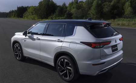 2023 Mitsubishi Outlander PHEV Rear Three-Quarter Wallpapers 450x275 (3)