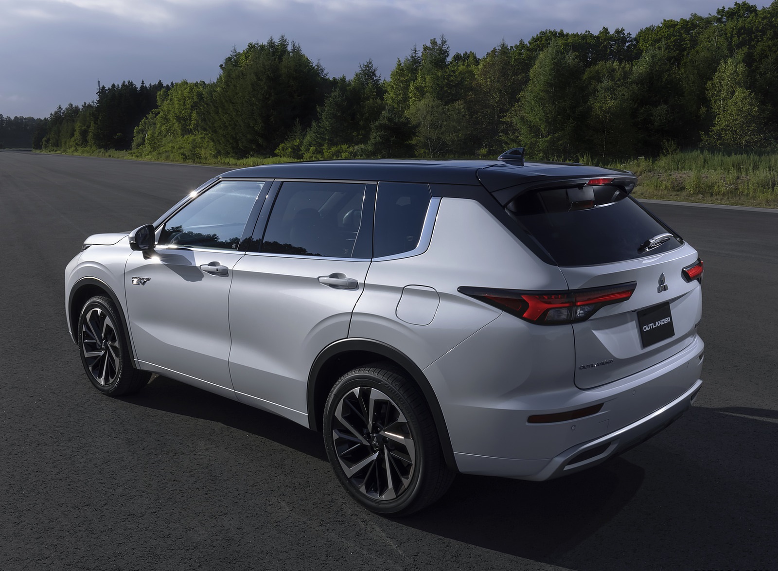2023 Mitsubishi Outlander PHEV Rear Three-Quarter Wallpapers (3)
