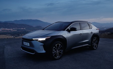 2023 Toyota bZ4X BEV Front Three-Quarter Wallpapers 450x275 (148)