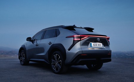 2023 Toyota bZ4X BEV Rear Three-Quarter Wallpapers 450x275 (149)