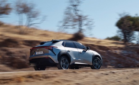 2023 Toyota bZ4X BEV Rear Three-Quarter Wallpapers 450x275 (145)