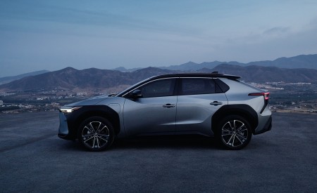 2023 Toyota bZ4X BEV Side Wallpapers 450x275 (150)