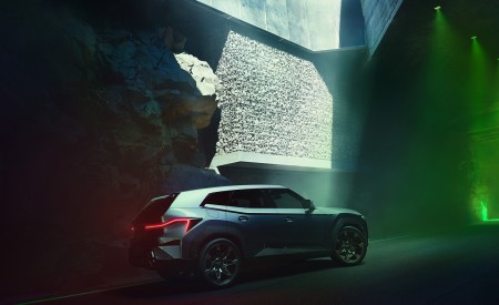 2021 BMW XM Concept Rear Three-Quarter Wallpapers 450x275 (9)