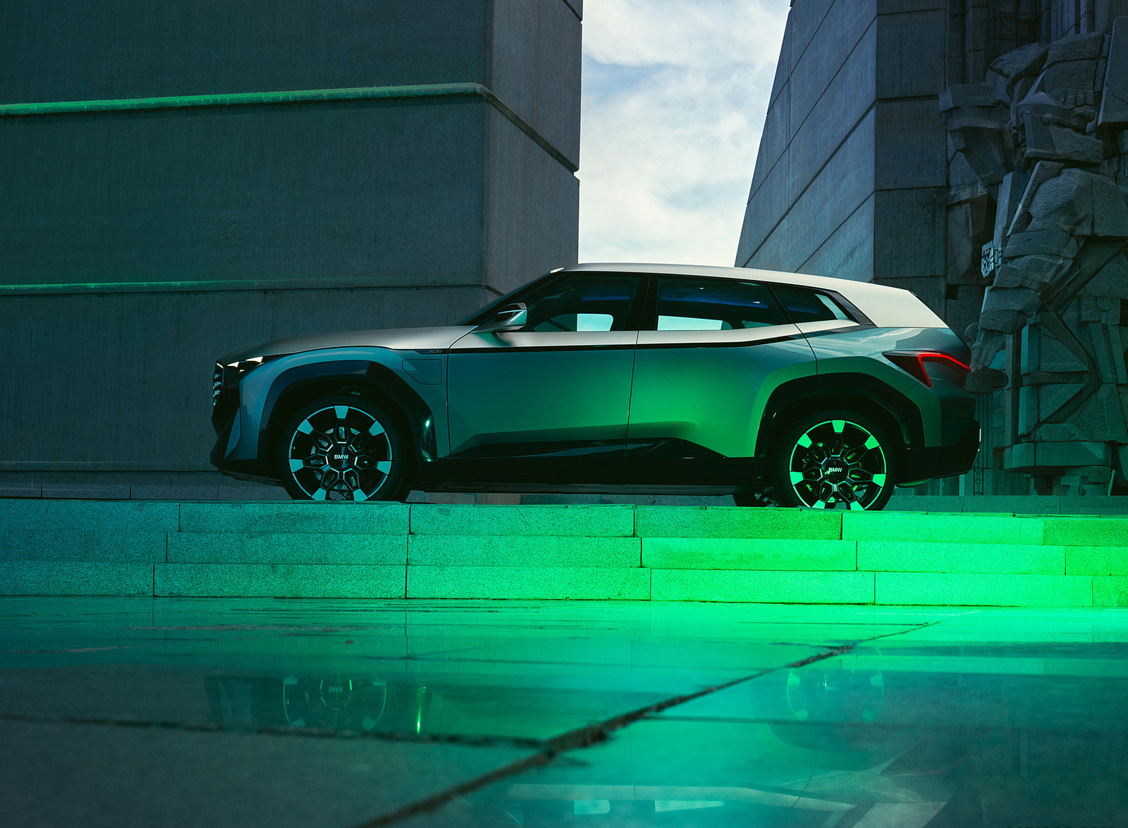2021 BMW XM Concept Side Wallpapers #7 of 66