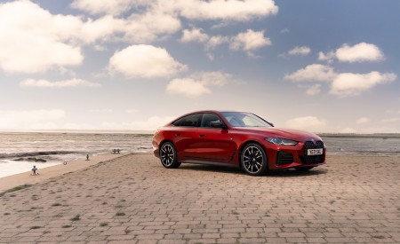 2022 BMW M440i xDrive Gran Coupé (UK-Spec) Front Three-Quarter Wallpapers 450x275 (13)