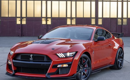 2022 Ford Mustang Shelby GT500 Front Three-Quarter Wallpapers 450x275 (2)