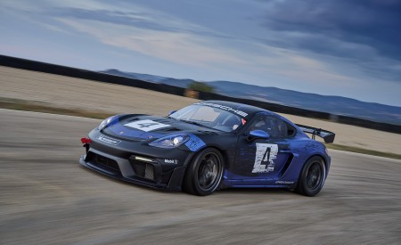 2022 Porsche 718 Cayman GT4 RS Clubsport Front Three-Quarter Wallpapers 450x275 (3)