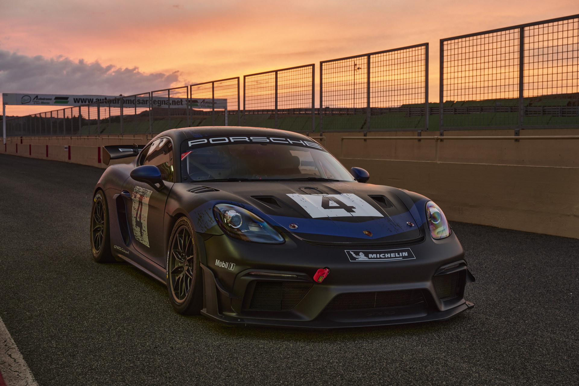 2022 Porsche 718 Cayman GT4 RS Clubsport Front Wallpapers (11)