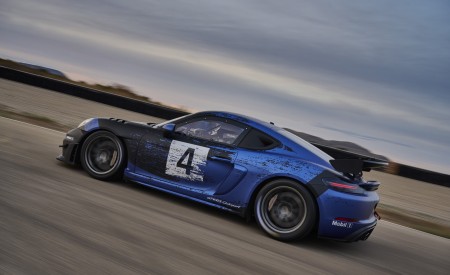 2022 Porsche 718 Cayman GT4 RS Clubsport Rear Three-Quarter Wallpapers 450x275 (15)