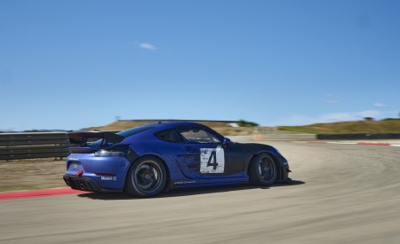 2022 Porsche 718 Cayman GT4 RS Clubsport Rear Three-Quarter Wallpapers 450x275 (5)