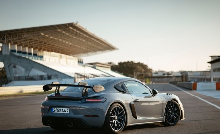 2022 Porsche 718 Cayman GT4 RS (Color: Arctic Grey) Rear Three-Quarter Wallpapers 450x275 (121)