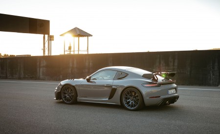 2022 Porsche 718 Cayman GT4 RS (Color: Arctic Grey) Rear Three-Quarter Wallpapers  450x275 (123)