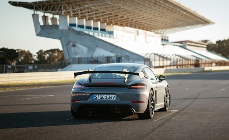2022 Porsche 718 Cayman GT4 RS (Color: Arctic Grey) Rear Wallpapers 450x275 (125)