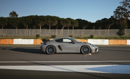 2022 Porsche 718 Cayman GT4 RS (Color: Arctic Grey) Side Wallpapers 450x275 (126)