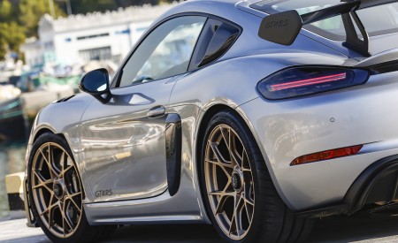 2022 Porsche 718 Cayman GT4 RS (Color: GT Silver Metallic) Detail Wallpapers 450x275 (305)