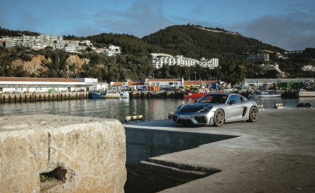 2022 Porsche 718 Cayman GT4 RS (Color: GT Silver Metallic) Front Three-Quarter Wallpapers 450x275 (275)