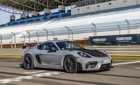 2022 Porsche 718 Cayman GT4 RS (Color: GT Silver Metallic) Front Three-Quarter Wallpapers 450x275 (269)