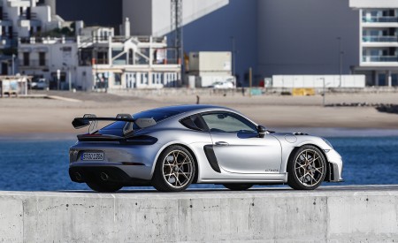 2022 Porsche 718 Cayman GT4 RS (Color: GT Silver Metallic) Rear Three-Quarter Wallpapers 450x275 (286)