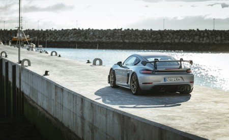 2022 Porsche 718 Cayman GT4 RS (Color: GT Silver Metallic) Rear Wallpapers 450x275 (282)