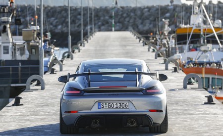 2022 Porsche 718 Cayman GT4 RS (Color: GT Silver Metallic) Rear Wallpapers 450x275 (290)