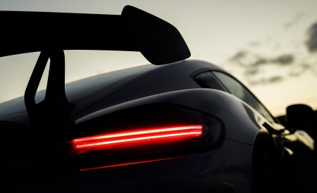 2022 Porsche 718 Cayman GT4 RS (Color: GT Silver Metallic) Tail Light Wallpapers 450x275 (310)