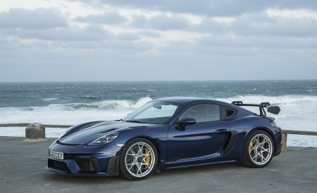 2022 Porsche 718 Cayman GT4 RS (Color: Gentian Blue Metallic) Front Three-Quarter Wallpapers 450x275 (75)