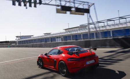 2022 Porsche 718 Cayman GT4 RS (Color: Guards Red) Rear Three-Quarter Wallpapers 450x275 (13)