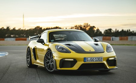 2022 Porsche 718 Cayman GT4 RS (Color: Racing Yellow) Front Three-Quarter Wallpapers 450x275 (200)
