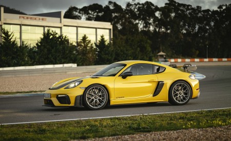 2022 Porsche 718 Cayman GT4 RS (Color: Racing Yellow) Front Three-Quarter Wallpapers 450x275 (187)