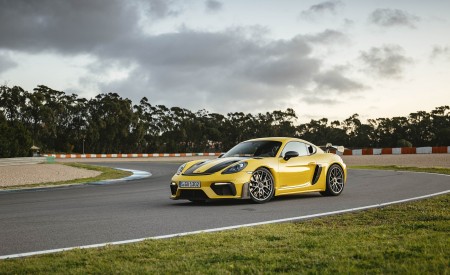 2022 Porsche 718 Cayman GT4 RS (Color: Racing Yellow) Front Three-Quarter Wallpapers 450x275 (190)