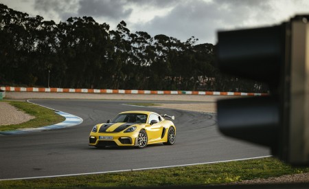 2022 Porsche 718 Cayman GT4 RS (Color: Racing Yellow) Front Three-Quarter Wallpapers 450x275 (191)