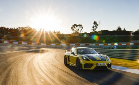2022 Porsche 718 Cayman GT4 RS (Color: Racing Yellow) Front Three-Quarter Wallpapers 450x275 (153)