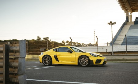 2022 Porsche 718 Cayman GT4 RS (Color: Racing Yellow) Side Wallpapers 450x275 (196)