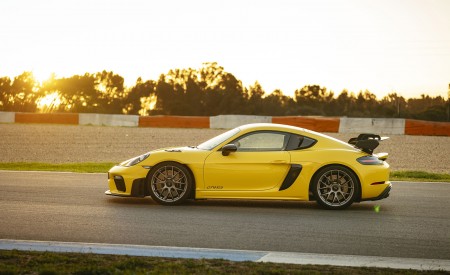 2022 Porsche 718 Cayman GT4 RS (Color: Racing Yellow) Side Wallpapers 450x275 (206)